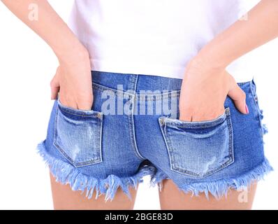 Bella ragazza in shorts e t-shirt, primo piano, isolato su bianco Foto Stock