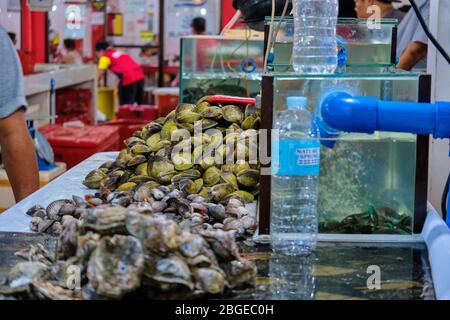 Boracay, Filippine - 22 gennaio 2020: Venditori di mercato del pesce sull'isola di Boracay Foto Stock