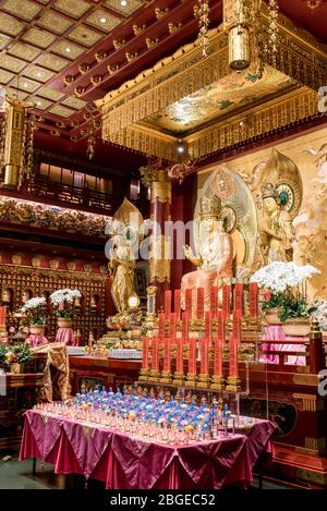 Singapore, 2019 ottobre: All'interno del Tempio Reliquico del dente del Buddha a Chinatown. Statue di Buddha d'oro e altare decorativo Foto Stock