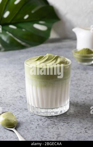 Dalgona Iced Matcha latte con panna panna montata. Gustosa bevanda virale nel tempo autoisolamento. Formato verticale. Foto Stock