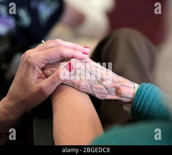 Un membro del personale e un residente in una casa di cura nella contea di Durham, Regno Unito. 16/6/2017. Fotografia: Stuart Boulton. Foto Stock