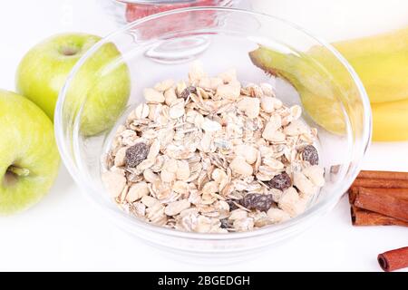 Primo piano cereali sani con latte e frutta Foto Stock
