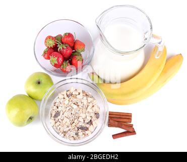 Cereali sani con latte e frutta isolati su bianco Foto Stock