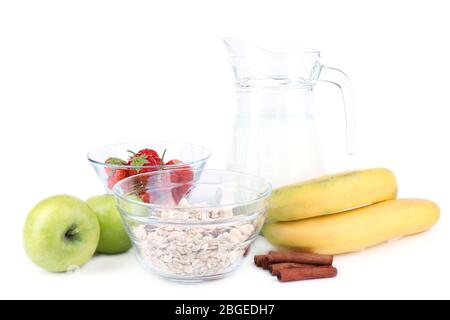 Cereali sani con latte e frutta isolati su bianco Foto Stock