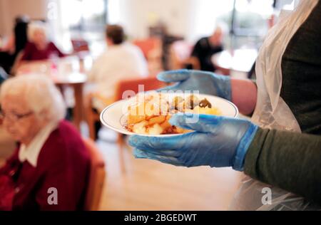 Il pranzo viene servito in una casa di cura a Redcar e Cleveland, Regno Unito. 2/2/2018. Fotografia: Stuart Boulton. Foto Stock