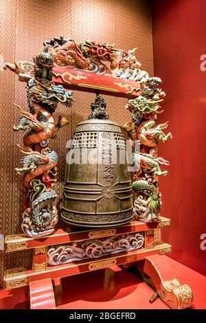 Singapore, ottobre 2019: Rituale, campana cerimoniale all'interno del Tempio Reliquico del dente del Buddha a Chinatown Foto Stock