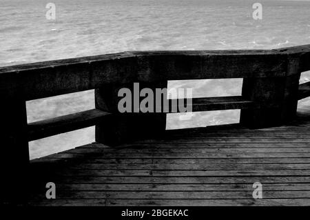 Ponte grigio in cemento con corrimano, spazio sul ponte, struttura del ponte pedonale in cemento. Foto Stock