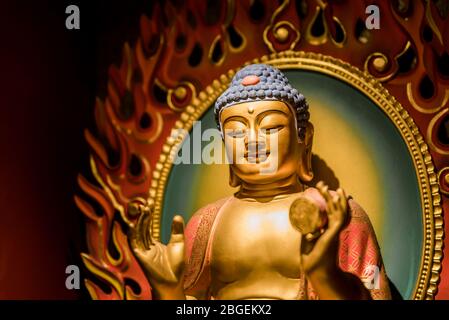 Singapore, 2019 ottobre: All'interno del Tempio Reliquico del dente del Buddha a Chinatown. Statue di Buddha d'oro e altare decorativo Foto Stock