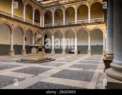 Patriarca Museo Valencia Spagna. Statua di San Juan de Ribera nel cortile chiuso del Museo del Patriarca del XVI secolo nel centro storico di Valencia. Foto Stock