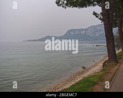 Gardasee mit Bergen Foto Stock