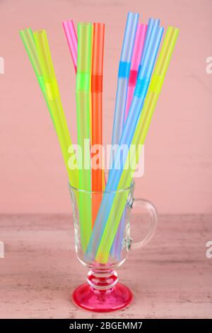 Cannucce colorate in plastica in tazza sfondo bianco, closeup isolato, tubi  monouso in vetro, tubi per bevande, cocktail, acqua, succo di frutta Foto  stock - Alamy