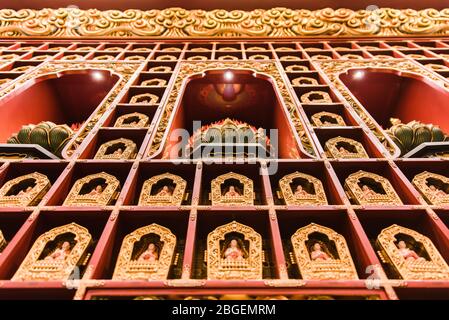 Singapore, 2019 ottobre: All'interno del Tempio Reliquico del dente del Buddha a Chinatown. Statue di Buddha d'oro e altare decorativo Foto Stock