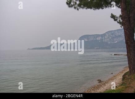 Gardasee mit Bergen Foto Stock