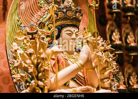 Singapore, 2019 ottobre: All'interno del Tempio Reliquico del dente del Buddha a Chinatown. Statue di Buddha d'oro e altare decorativo Foto Stock