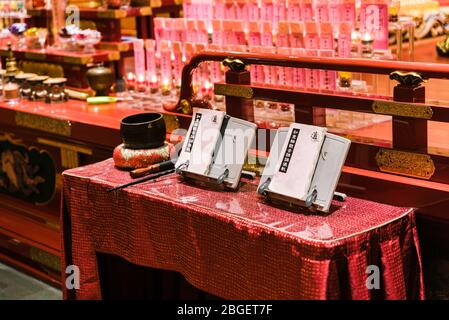Singapore, 2019 ottobre: All'interno del Tempio Reliquico del dente del Buddha a Chinatown. Statue di Buddha d'oro e altare decorativo Foto Stock