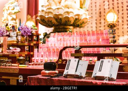 Singapore, 2019 ottobre: All'interno del Tempio Reliquico del dente del Buddha a Chinatown. Statue di Buddha d'oro e altare decorativo Foto Stock