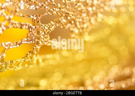 Sfondo a nastro in oro. Pizzo di colore oro. Tessuto per matrimoni d'oro. Foto Stock