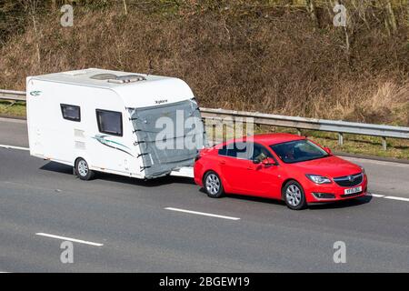 2015 rosso Vauxhall Insignia Sri Nav CDTI Eco trainante Xplore Touring Caravan e Automas, camper, veicolo per il tempo libero RV, vacanze in famiglia, vacanze caravanette, vacanze caravan, la vita sulla strada, Foto Stock