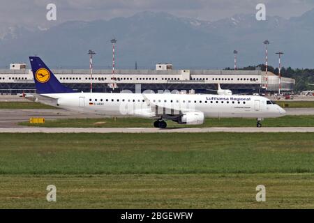 D-AEBC Lufthansa CityLine Embraer ERJ-195 a Malpensa (MXP / LIMC), Milano, Italia Foto Stock
