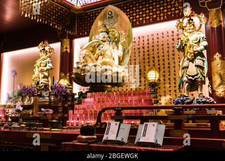 Singapore, 2019 ottobre: All'interno del Tempio Reliquico del dente del Buddha a Chinatown. Statue di Buddha d'oro e altare decorativo Foto Stock