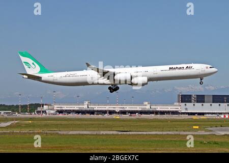 EP-MMI Iranian Mahan Air Airbus A340-642 a Malpensa (MXP / LIMC), Milano, Italia Foto Stock