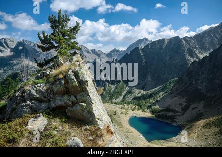 Lago inferiore di Aver nella valle di Riofreddo, in Italia, visto da una vicina vetta Foto Stock