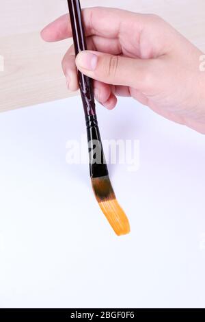 Il bambino disegna la casa con acquerelli, primo piano Foto Stock