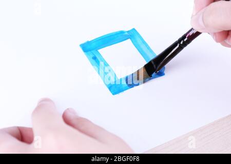 Il bambino disegna la casa con acquerelli, primo piano Foto Stock