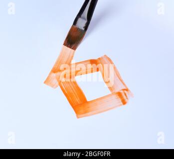 Il bambino disegna la casa con acquerelli, primo piano Foto Stock