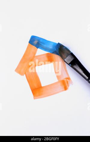 Il bambino disegna la casa con acquerelli, primo piano Foto Stock