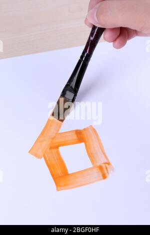 Il bambino disegna la casa con acquerelli, primo piano Foto Stock