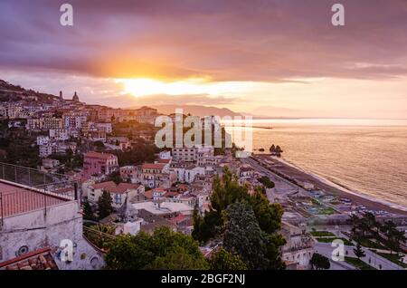 Splendida vista sull'alba di Vietri sul Mare sulla Costiera Amalfitana.