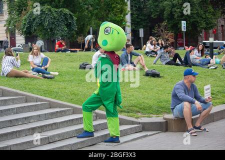 Kiev, Ucraina - 09 luglio 2017: Uomo in tuta animatore e vacanzieri cittadini in Piazza dell'Indipendenza Foto Stock