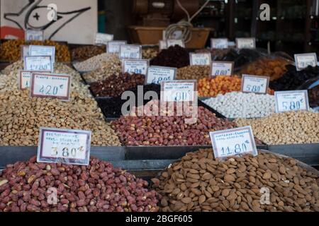 Frutta secca e frutta secca in vendita a Varvakios, il mercato centrale di Atene, Grecia Foto Stock