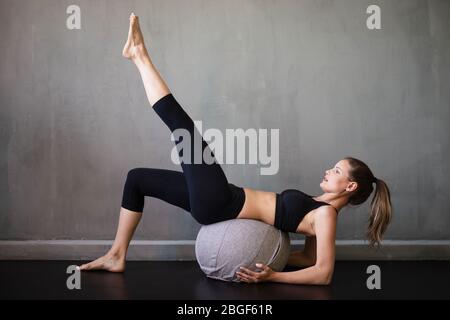 pilates è l'esercizio che si può fare a casa, donna sportiva facendo sport a casa Foto Stock