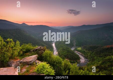 Montagna primaverile Vista panoramica di una foresta di sorgenti e meandri del fiume Arda vicino Kardzhali, Bulgaria Foto Stock