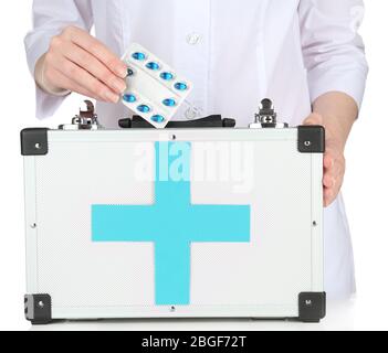 Kit di pronto soccorso per il supporto infermiere, isolato su bianco Foto Stock