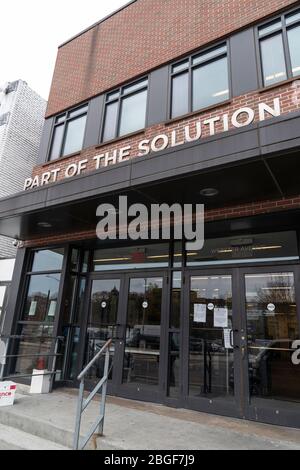 New York, Stati Uniti. 20 aprile 2020. Vista di una parte della dispensa di cibo Solution (POTS) dove le persone ricevono cibo gratuito distribuito nella sezione di Bedford Park del Bronx. POTS serve al giorno fino a 1200 pasti lto ow reddito membri della comunità. (Foto di Lev Radin/Pacific Press/Sipa USA) Credit: Sipa USA/Alamy Live News Foto Stock