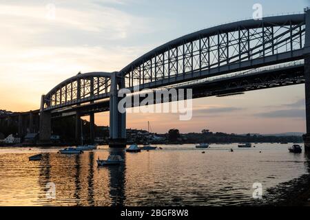 Vista del ponte ferroviario Royal Albert e del ponte Tamar Road alla luce di tarda sera Foto Stock