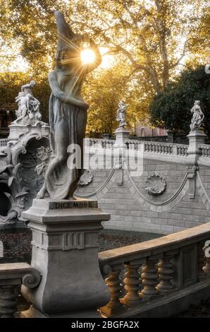 Tramonto autunnale vista della fontana dei dodici mesi, costruita nel parco pubblico Valentino durante la grande mostra di Torino del 1898 (Piemonte, Italia). Foto Stock