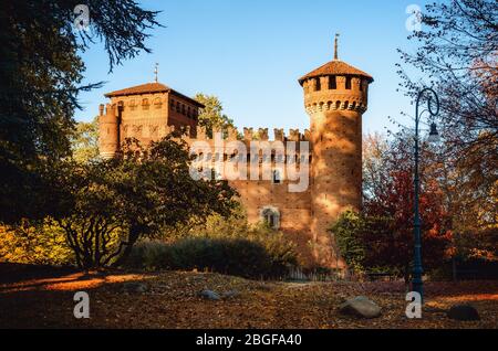 Torino (Piemonte, Italia), il famoso Borgo medioevale, castello neo-gotico nel parco pubblico del Valentino durante l'autunno Foto Stock