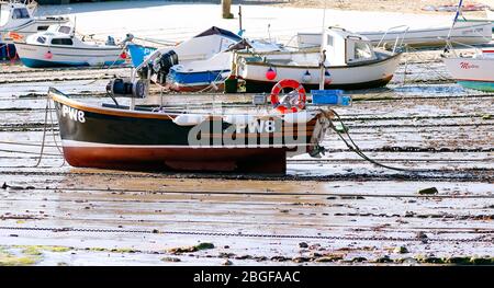 Barche da pesca in attesa della marea nel porto di Newquay. Cornovaglia. Foto Stock