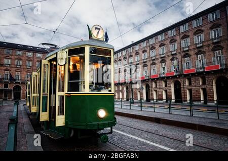 Fermate storiche del tram in Piazza Castello, piazza principale di Torino (Italia) Foto Stock