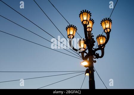 Lampada in stile imperiale in Piazza Vittorio Veneto, piazza principale di Torino (italia) Foto Stock