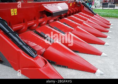 Design esterno della macchina mietitrebbiatrice rossa "Case IH Axial Flow 6140" presso il Saint Louis Science Center -St.Louis, MO Foto Stock