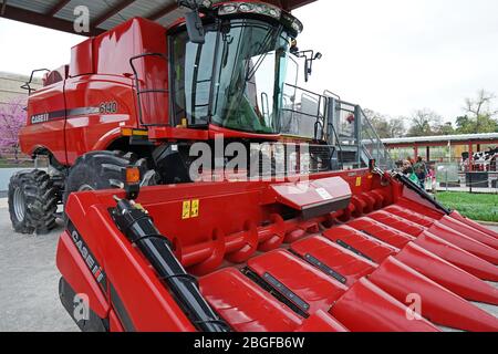 Design esterno della macchina mietitrebbiatrice rossa "Case IH Axial Flow 6140" presso il Saint Louis Science Center -St.Louis, MO Foto Stock