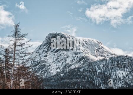 Bella montagna innevata di Dachstein a Hallstatt, alta Austria Foto Stock