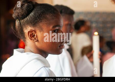 Donna in chiesa di nostra Signora del Rosario a Cidade Velha, Capo Verde Foto Stock