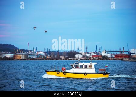 Pattuglia barca a vela all'alba in acqua di mare Foto Stock
