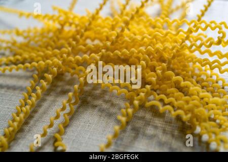 Pasta secca italiana non cotta Fusilli lunghi bucati Foto Stock